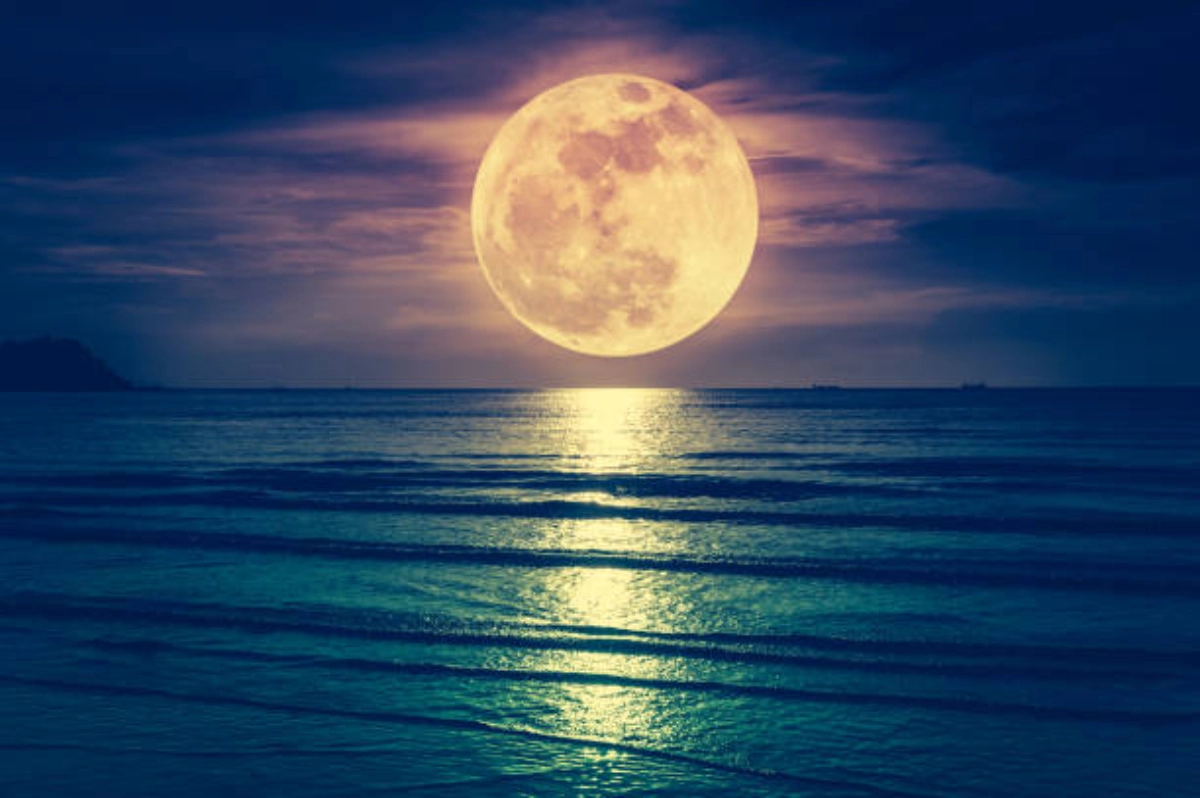 super-moon-rising-in-sea