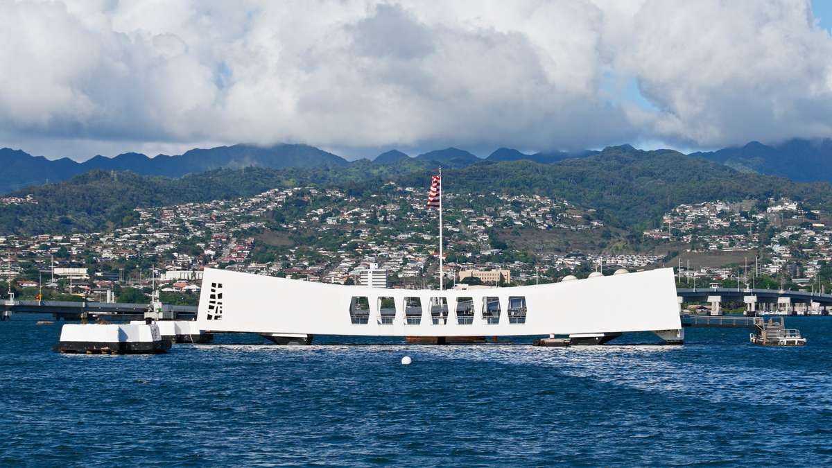 USS Arizona & Battleship Missouri